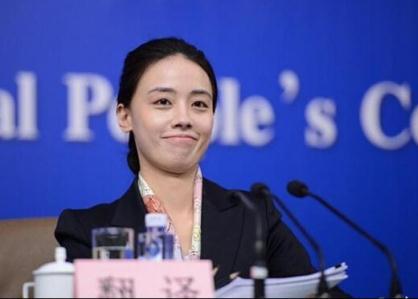 美女翻譯成兩會“吸睛”焦點(diǎn)，智慧與美貌并存